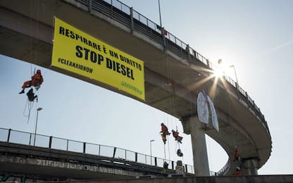 Greenpeace protesta contro lo smog