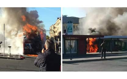 Roma, bus in fiamme davanti alla stazione Termini