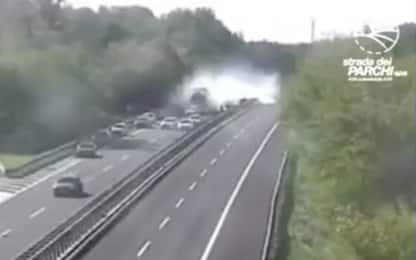 Incidente sulla A24, le immagini dello scontro in autostrada. VIDEO