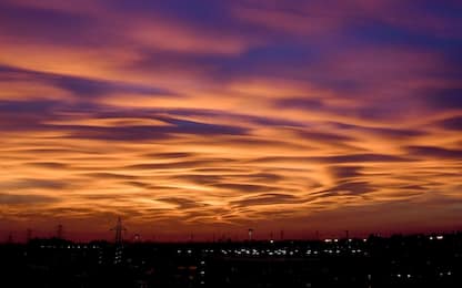 Milano, il cielo al tramonto sembra un dipinto. FOTO