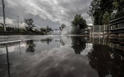 Maltempo, nubifragio a Roma. Allerta rossa in Veneto