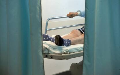 Latina, anziana chiusa in gabbia in una casa di riposo: sette arresti