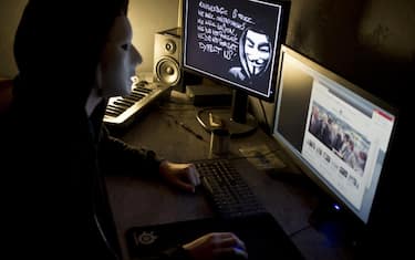 Anonymous si scaglia contro Tik Tok e invita gli utenti a cancellarlo
