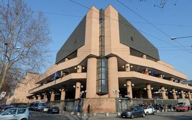 Torino, appesi manifesti contro la Tav davanti al Tribunale