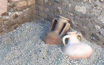 Pompei, anfore intatte emergono dai nuovi scavi