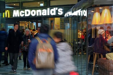 Milano, giovani aggrediscono vigilantes McDonald's e feriscono cliente