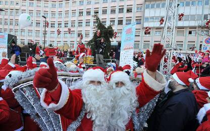 Record assoluto per il raduno dei Babbi Natale: in 20mila a Torino