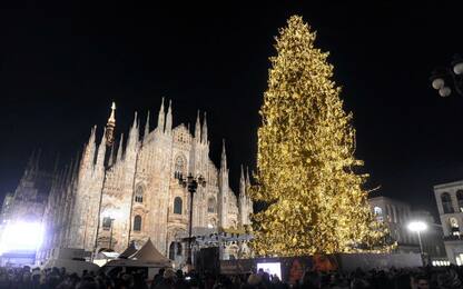 Milano, si è acceso l’albero di Natale di Sky in Piazza Duomo 