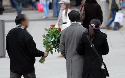 Milano, tre giovani aggrediti perché difendevano un venditore di rose