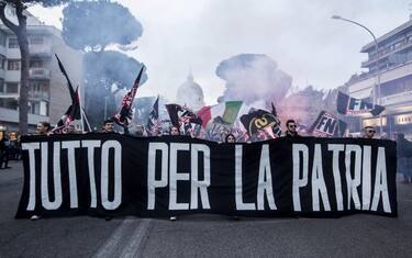 Blitz neofascisti, ronde anti-immigrati e simboli del Reich: l'escalation nera