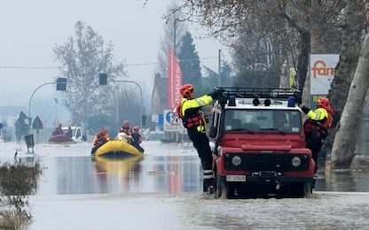 Torino, guada il torrente e affonda nel fango: salvato 62enne