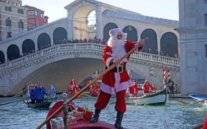 Venezia, la regata dei Babbi Natale
