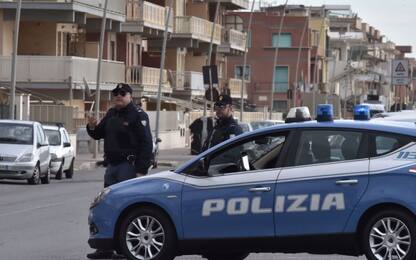 Palermo, uomo accoltellato e auto della sua compagna incendiata