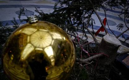 Napoli, abbattuto di nuovo l'albero di Natale in Galleria Umberto I