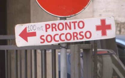 Napoli, non vuole attendere il proprio turno: ribalta letto d'ospedale