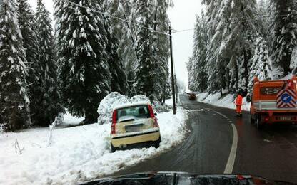 Monta catene da neve e viene schiacciato: muore anziano a Bolzano