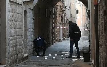 Anziana uccisa da spari in strada a Bitonto, perquisizioni nella notte