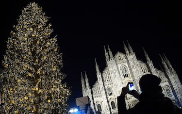 Albero Di Natale Milano.Milano L Albero Di Natale In Piazza Duomo Diventera Arredo Urbano Sky Tg24