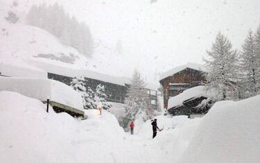 Neve, Cervinia non è più isolata: riaperta strada che porta in paese