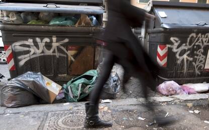 Roma, emergenza rifiuti dopo Natale: cassonetti pieni