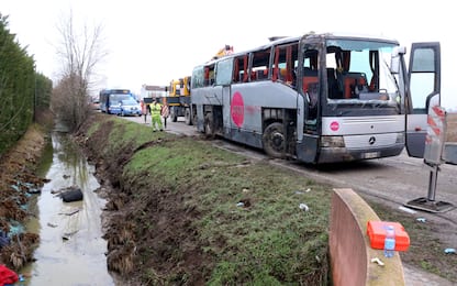 Scuolabus con 28 bambini esce di strada nel Mantovano, 23 feriti
