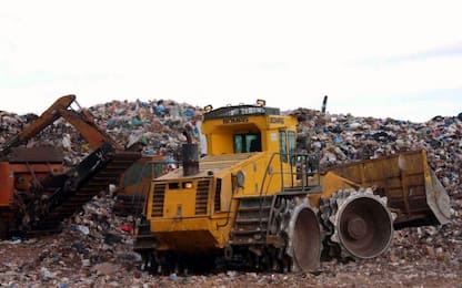 Troppi rifiuti stoccati, sequestrata discarica nel Napoletano