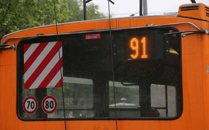 Milano, filobus si ferma e i passeggeri scendono per farlo ripartire