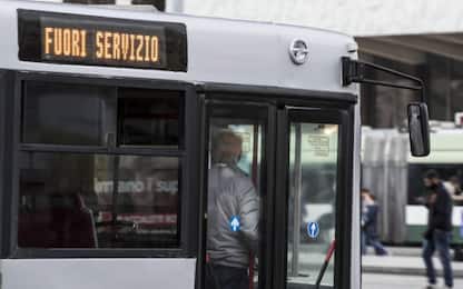 Roma, scontro tra auto e autobus: morto anziano di 81 anni