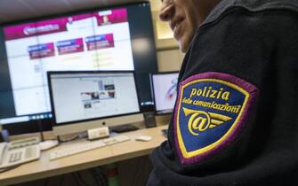 Furto WhatsApp, polizia postale