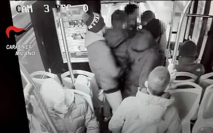 Milano, uomo litiga sul bus con gruppo di ragazzi e ne accoltella uno