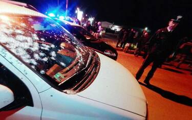 Caserta, uccide la moglie e spara su folla dal balcone. Poi si suicida