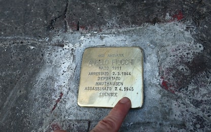 Milano: pietra d'inciampo danneggiata