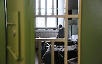 Carceri, la denuncia di un detenuto: “Picchiato da agenti a Monza”