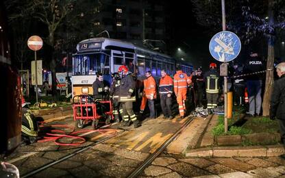 Ragazza investita da tram a Milano, incastrata per ore. È grave