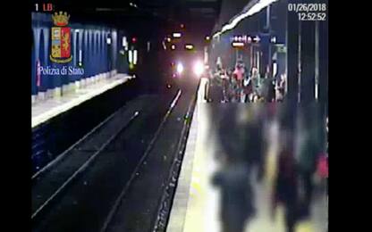 Roma, donna gettata sotto il metro: il video dell'uomo che l'ha spinta