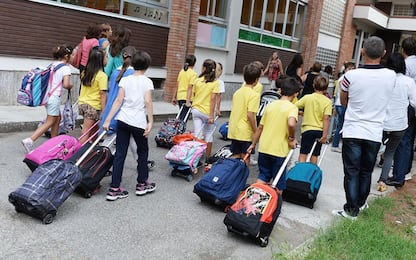 Vaccini, bambina non in regola esclusa a Vercelli: tensione a scuola