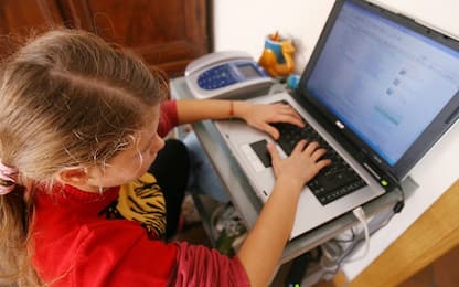 Save the Children: più del 50% dei bimbi tra 6 e 10 anni usa Internet