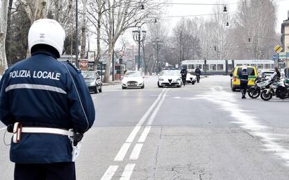 Torino, autostoppista estorce denaro dopo passaggio in auto: arrestato