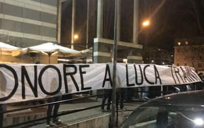Raid razzista, striscione neofascista a Roma: "Onore a Luca Traini"