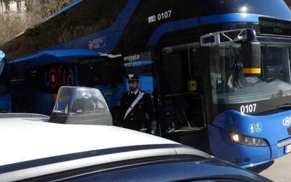 Roma, aghi di siringhe nei sedili di bus: denunciato portantino