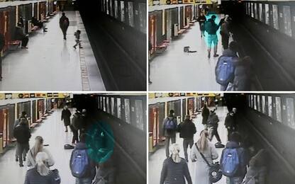 Bimbo cade sui binari del metrò a Milano, 18enne lo salva: VIDEO