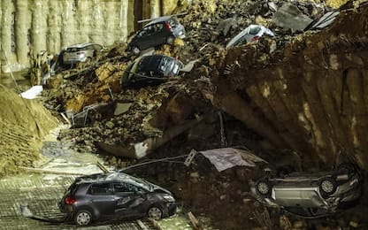 Roma, si apre voragine in strada: auto precipitano nel vuoto