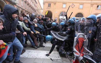 Bologna, scontri polizia-centri sociali