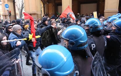 Scontri a Bologna: feriti 4 agenti e 6 attivisti, 2 giovani denunciati