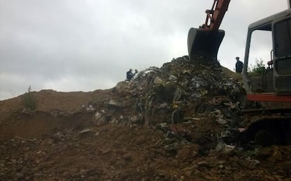 Rifiuti, polizia sequestra discarica di cava Giuliani a Giugliano