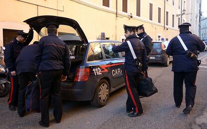 Piacenza, aggredisce moglie e figlio con chiave inglese: arrestato