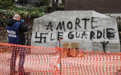 Targa di Aldo Moro imbrattata a Roma: "Guardie a morte" e svastiche