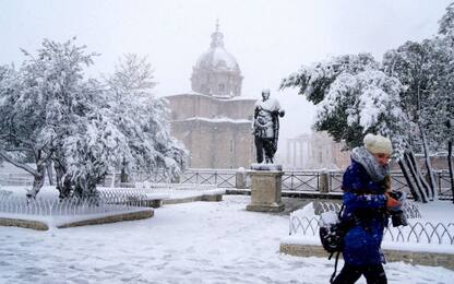 Roma, la neve imbianca i monumenti