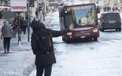 Neve a Roma e gelo sull'Italia, scuole chiuse e disagi per i trasporti