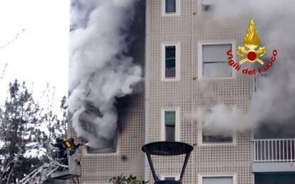Milano, incendio in un palazzo di 14 piani: intero stabile evacuato